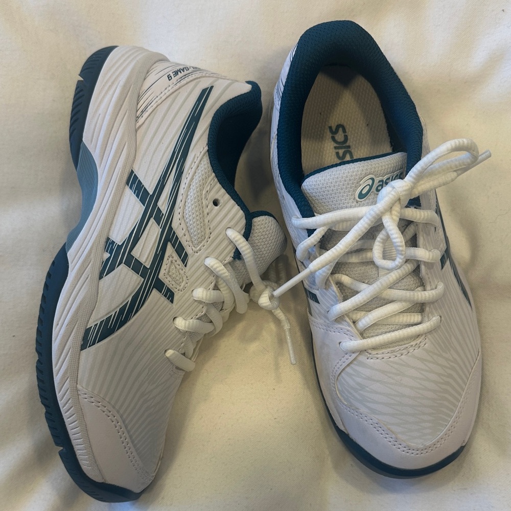 ASICS kids SZ 1 White and Navy Athletic Shoes